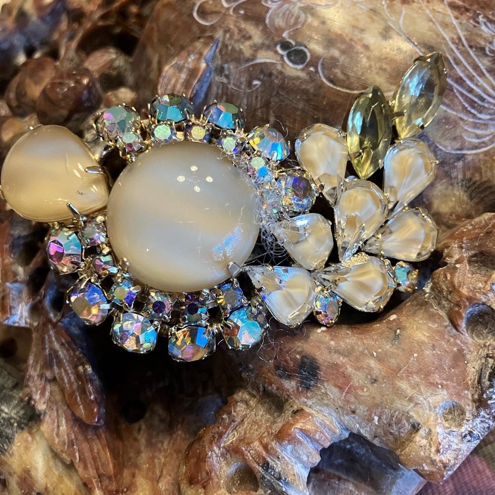 AURORA BOREALIS CRYSTAL PRONG SET STONES WITH MOON GLOW AND CABUCHONS BROOCH - Picture 4 of 12